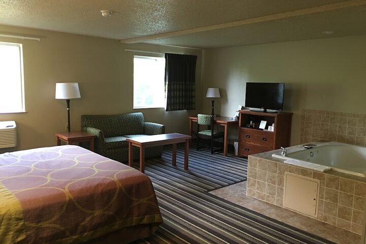 Super 8 by Wyndham Richlands / Claypool Hill Area
