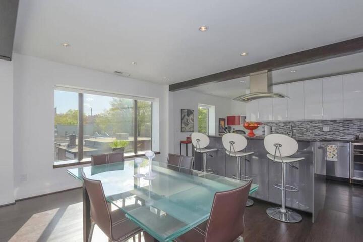 Large eclectic 1 BR above restaurant 15min to PDX
