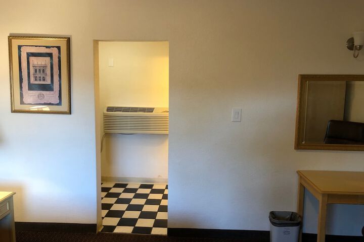 Room 6 of 7