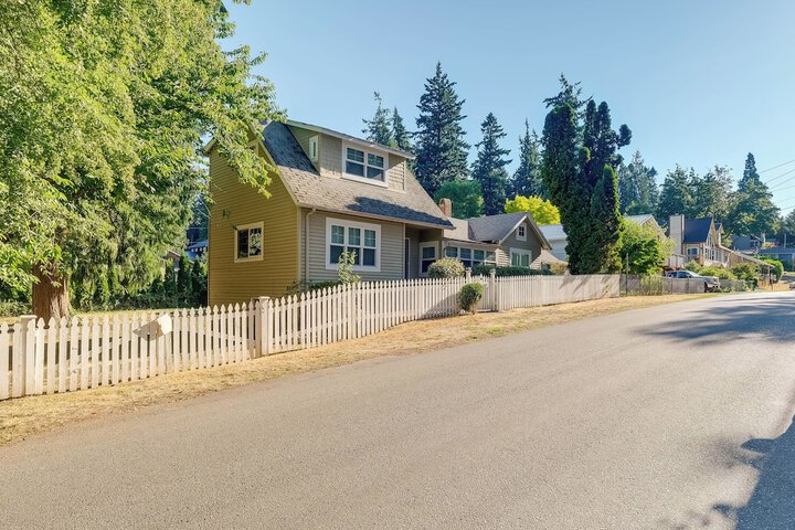 Charming Indianola Home: Walk to Town!