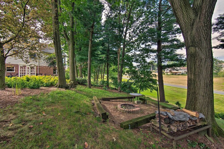 Charming Apartment w / Yard & Beautiful Gardens!