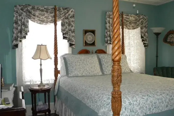 SOMEWHERE INN TIME BED & BREAKFAST