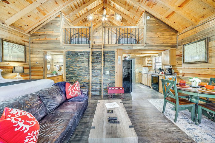 Hot Tub & Fire Pit: Cozy Cabin in Broken Bow!
