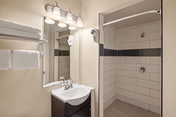 Travelodge by Wyndham Everett City Center