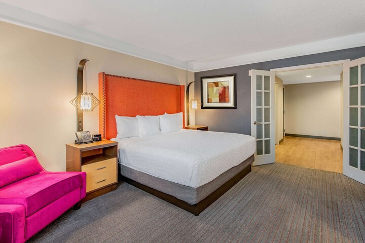 Room 33 of 65