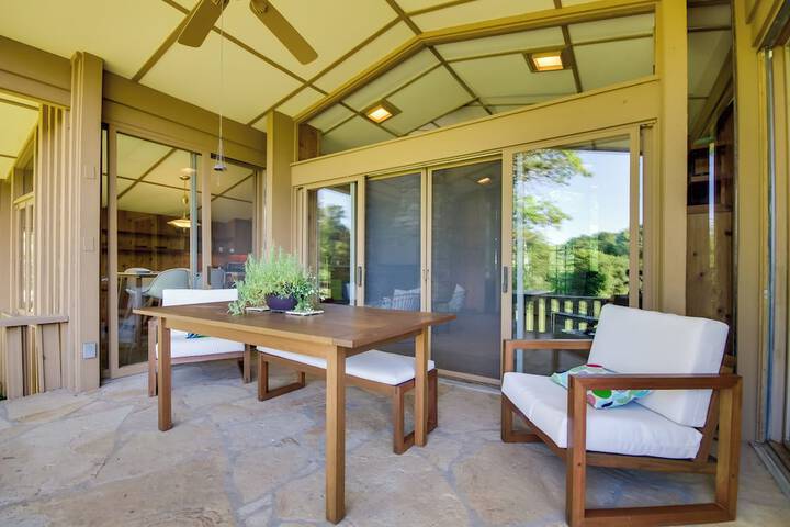Tranquil Mid-century Modern Cottage w / Forest View