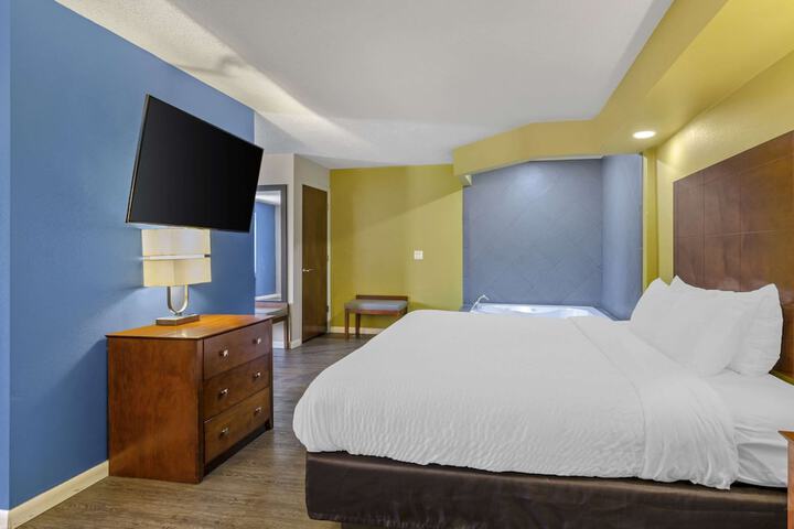 Clarion Pointe Staunton East