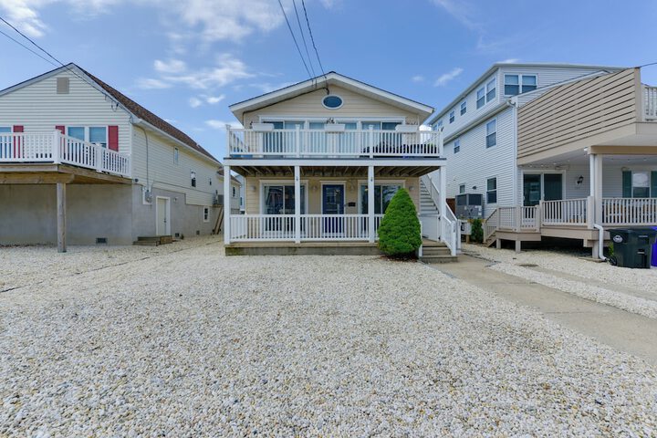 Avalon Vacation Rental w / Porch & Grill!