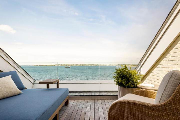 Newport Harbor Island Resort