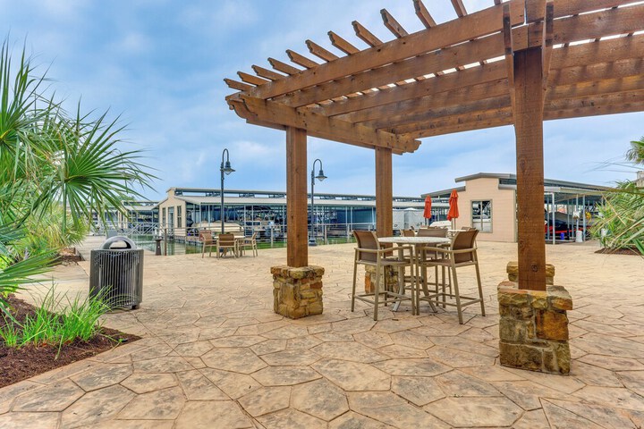 Lake LBJ Condo w / Private Balcony Lake Views