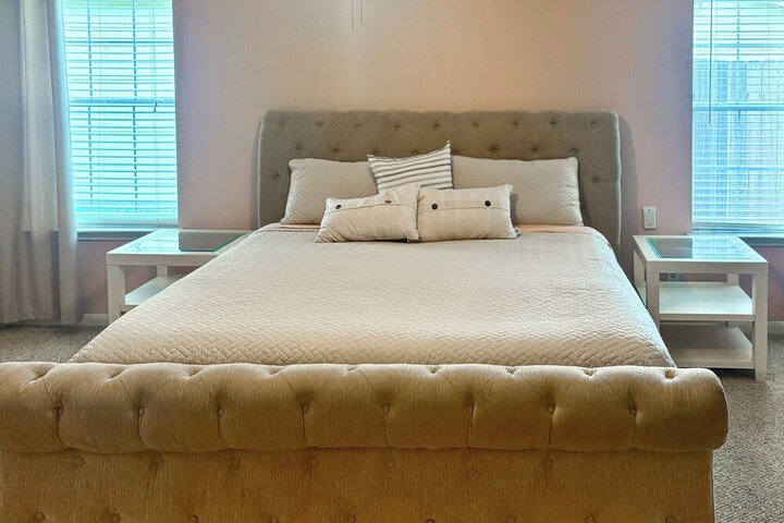 Luxe Home 30 Miles to Houston w / Pool & Grill