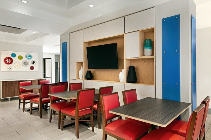 Holiday Inn Express & Suites Shawnee by IHG