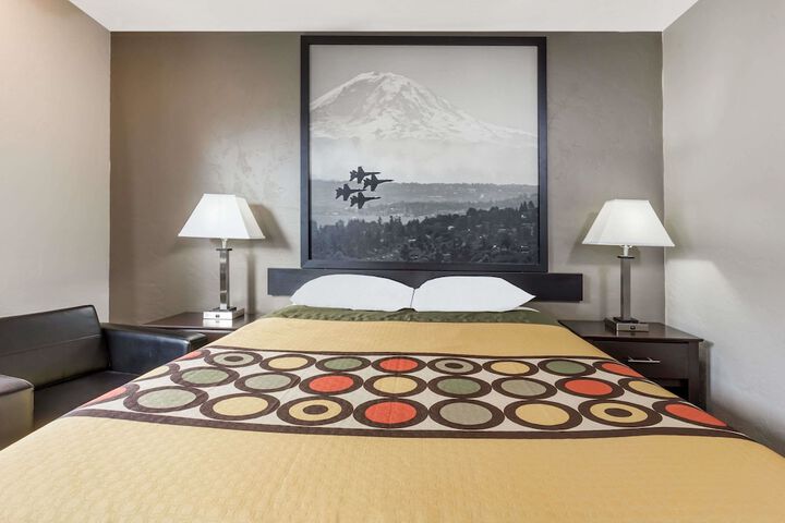 Room 4 of 16