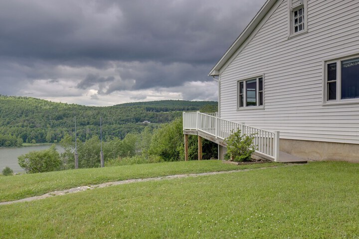 Lawrenceville Apartment w / Deck Near Gaming Lands!