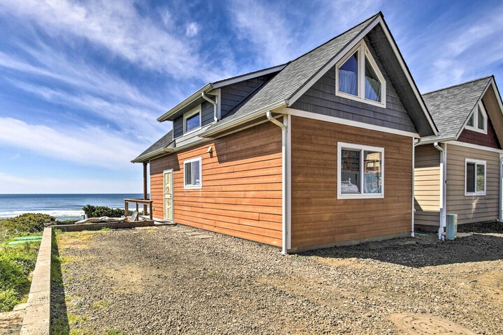 Oceanfront Cottage W / deck & Secluded Beach Access!