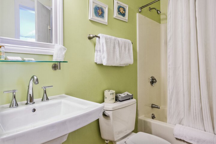 Glen Cove Inn & Suites