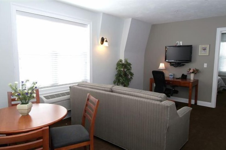 Crescent Suites Hotel