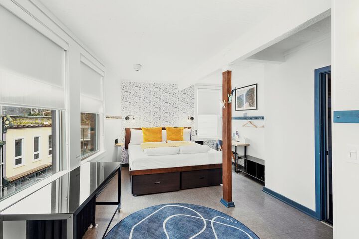 Room 105 of 158