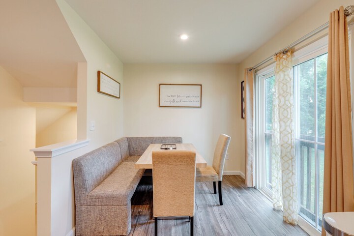 Sunlit Milford Townhome 2 Mi to Riverwalk!