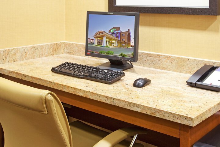 Holiday Inn Express & Suites Salinas by IHG