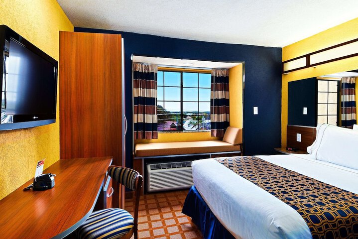 Room 13 of 25