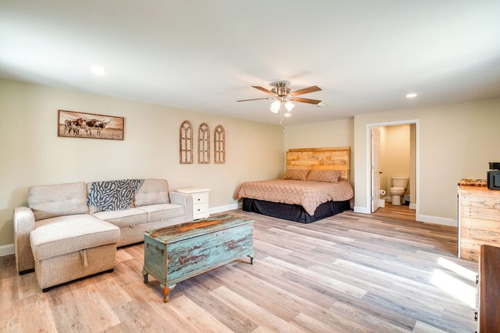 Studio Stay w / Deck in Missouri Wine Country