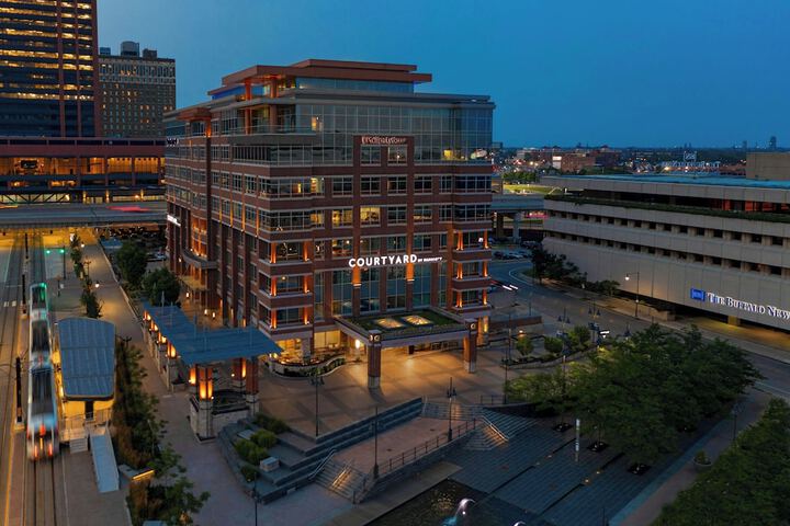 Courtyard Buffalo Downtown / Canalside