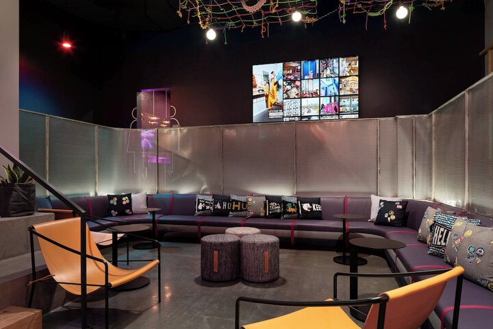 Lounge 39 of 44