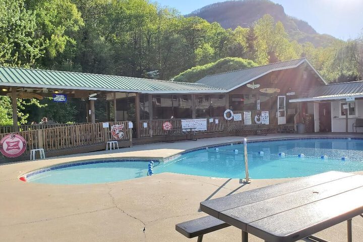 Geneva Hotel & Tiki Bar