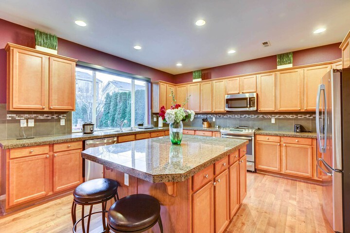 Spacious Kent Home Near Seatac Airport w / Patio