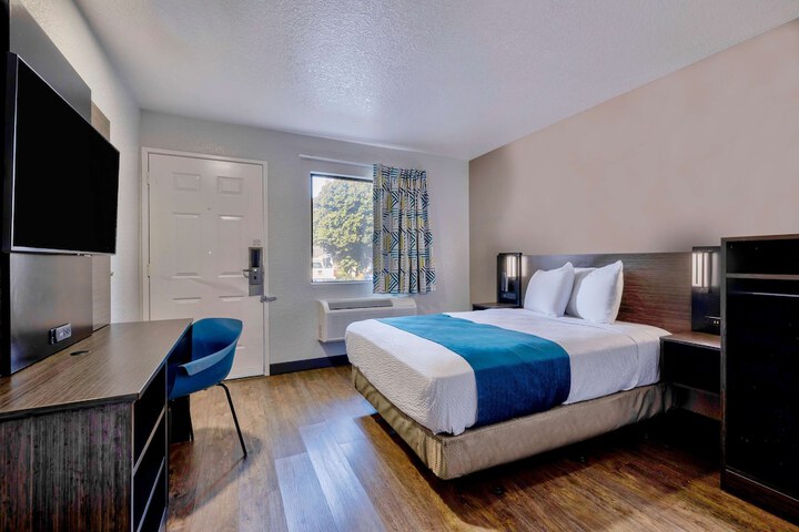 Room 11 of 25