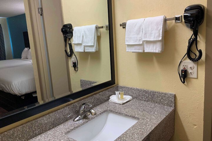Days Inn by Wyndham Troy IL