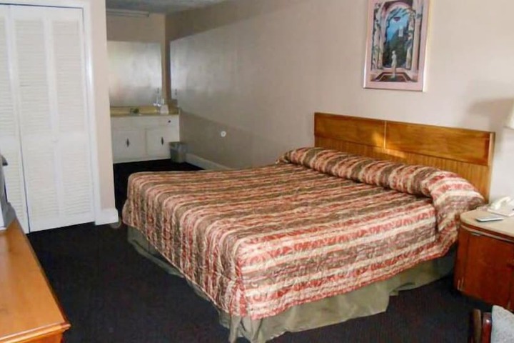 Room 6 of 9
