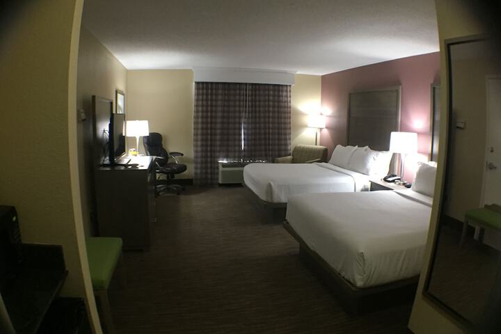Room 11 of 28