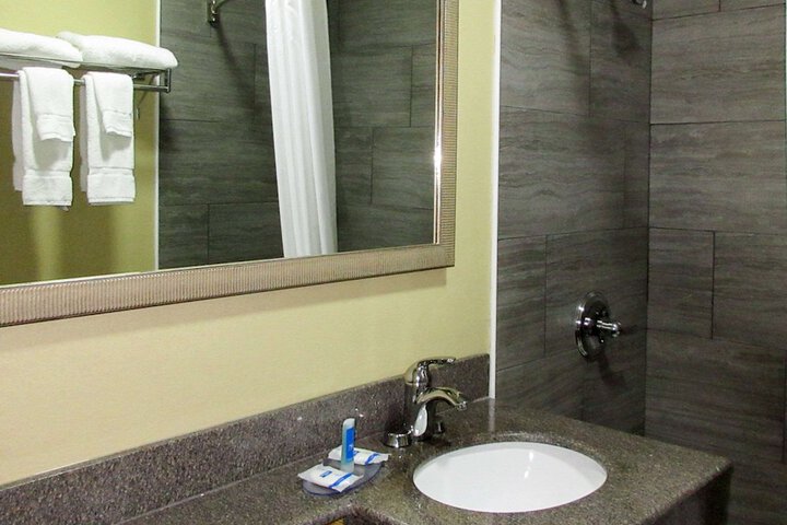 Room 6 of 8
