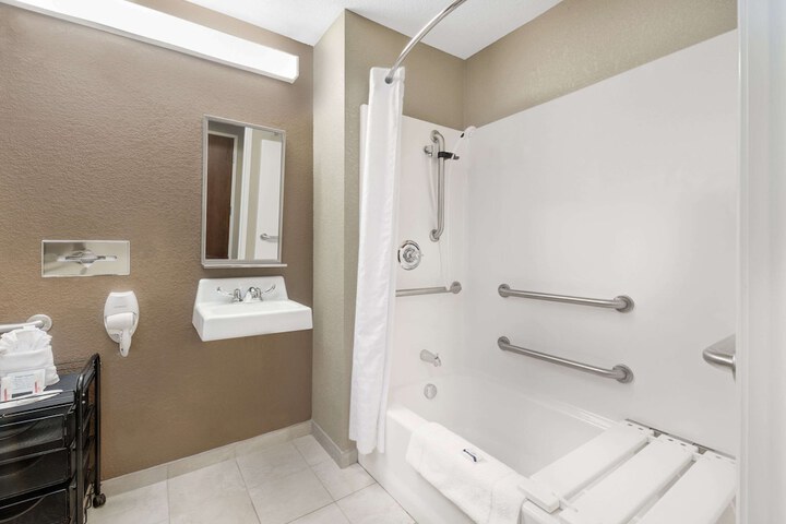 Room 15 of 24
