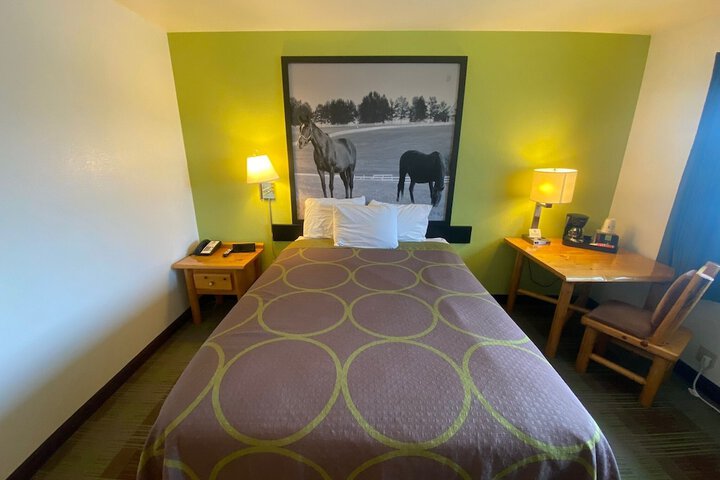 Room 6 of 28