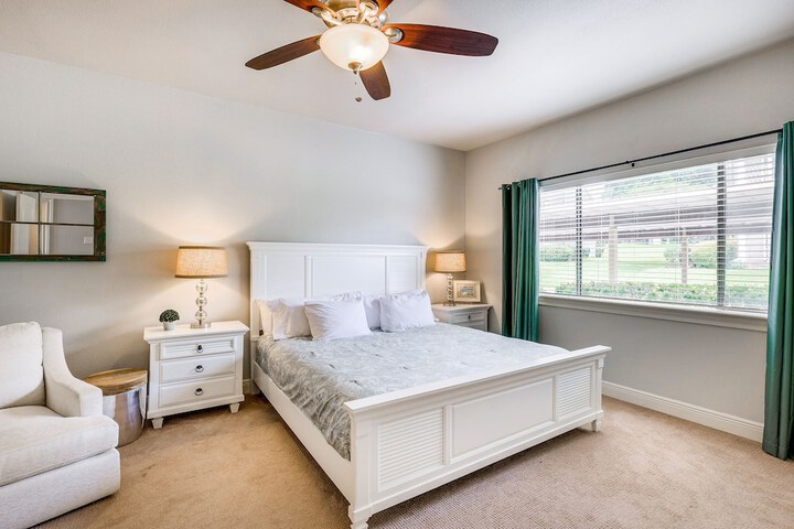 Beautiful Waterfront Condo on Lake Conroe w / Dock