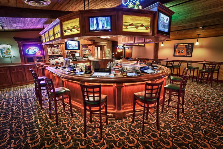 Lounge 42 of 52