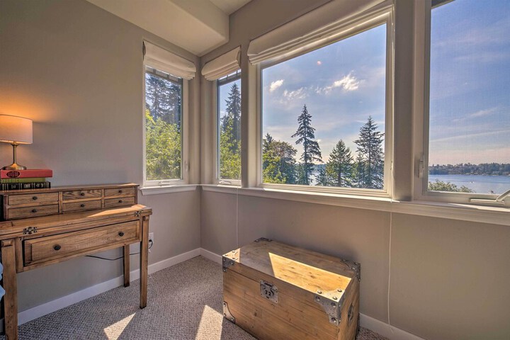 Spacious Lake Stevens Home w / Fire Pit Patio
