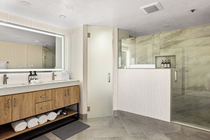 456 Embarcadero Inn & Suites