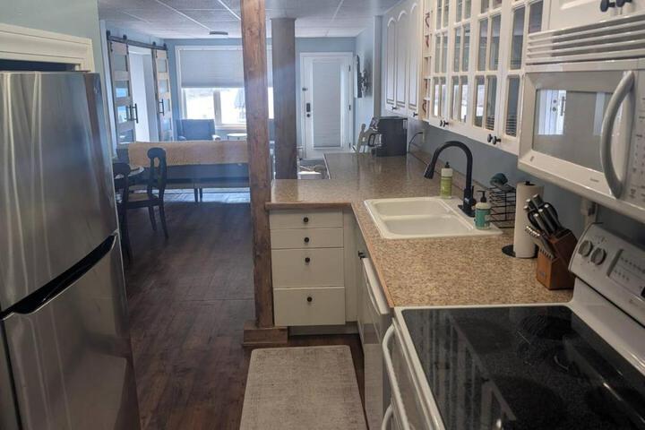 Peninsula Point Cozy Lakefront Condo 1BR 1BA