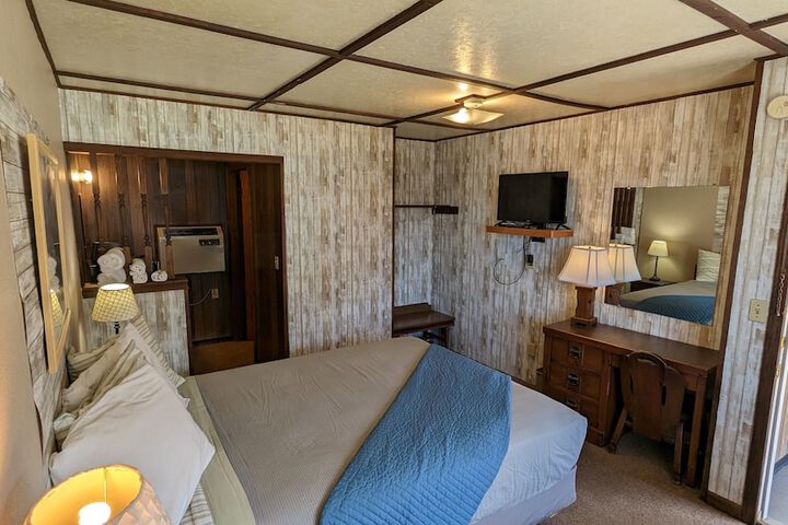 Room 11 of 16
