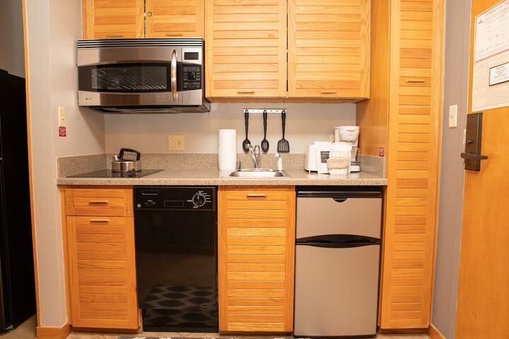 2759 Slopeside 1 Bedroom Condo by RedAwning