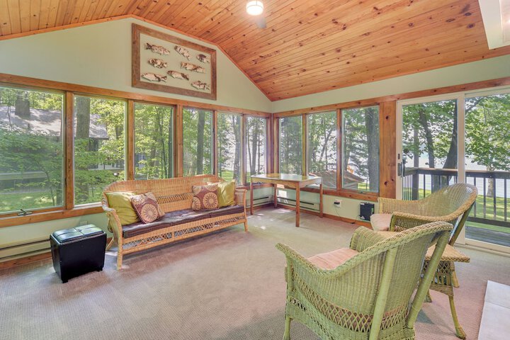 Spacious Luxury Cabin w / Deck & Dock on Bone Lake