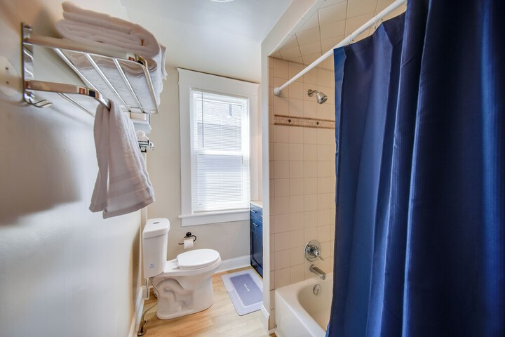 Modern Portsmouth Apartment: Walk to Norfolk Ferry