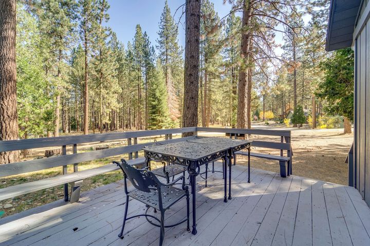 Graeagle Vacation Rental Cabin w / Game Room!