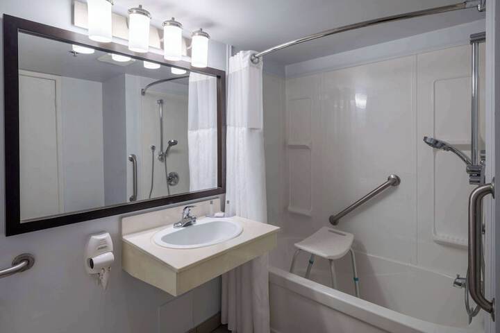 Room 20 of 28