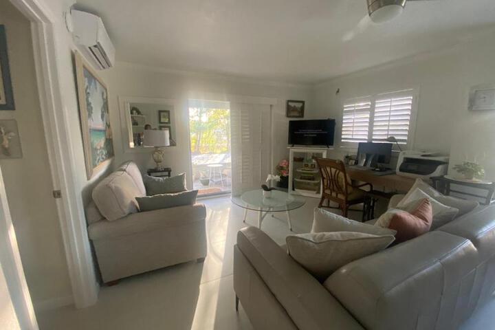 Closest 1BR to Vanderbilt Beach full kitchen with dishwasher, ALL NEW!