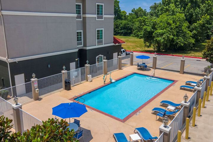 Comfort Inn & Suites Cleveland TX